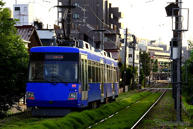東急世田谷線を走る電車。世田谷ボロ市にあわせ増発される。