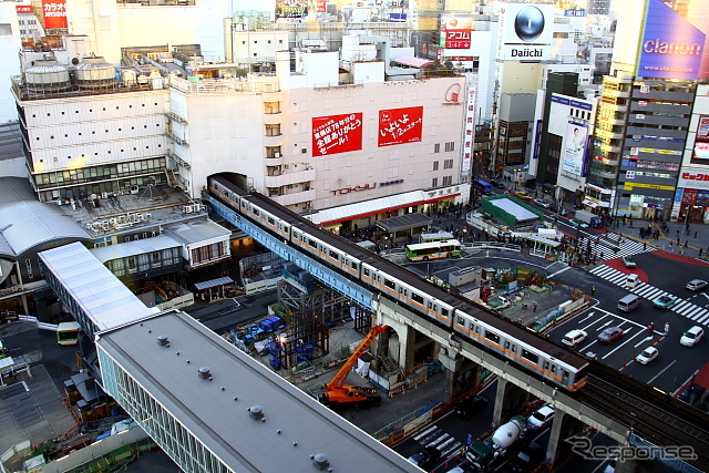現在は解体工事が行われている東急百貨店東館・中央館（奥）。11月23日に解体作業現場を使った震災訓練が行われる。