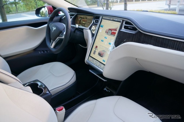 巨大なインフォメーションディスプレイが特徴的なテスラ モデルS