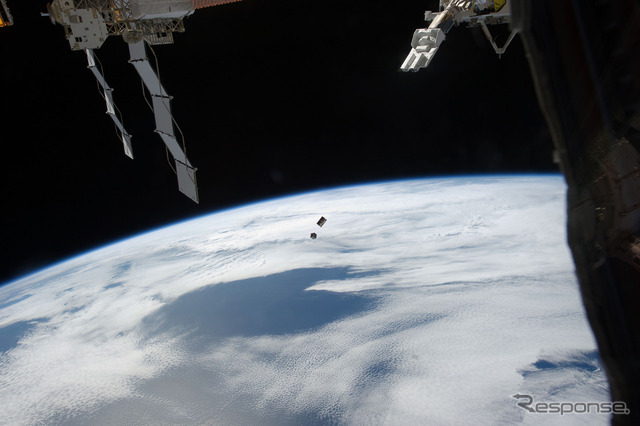 小型衛星放出技術実証ミッションにおいて衛星を放出する様子（出展：JAXA）