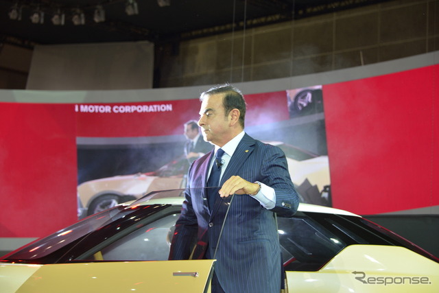 日産の カルロス・ゴーンがIDxに乗って登場