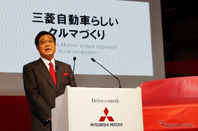 スピーチを行う三菱自動車の益子修社長。