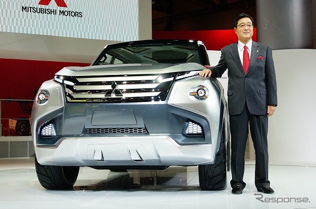Concept GC-PHEVの横に立つ益子社長。
