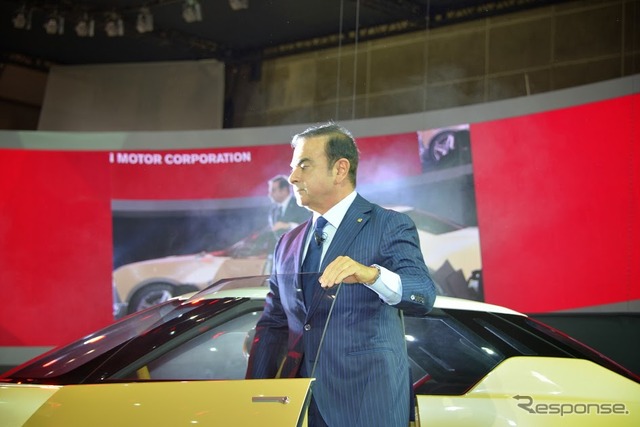 プレスカンファレンスに登場にしたゴーン社長