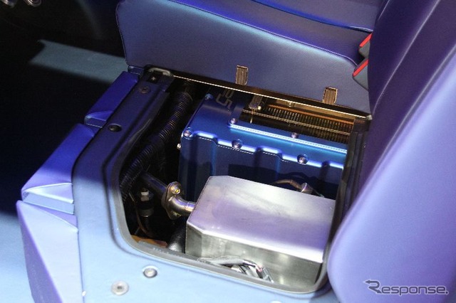 ダイハツが開発を進める液体燃料FCカー 凸デッキ（東京モーターショー13）
