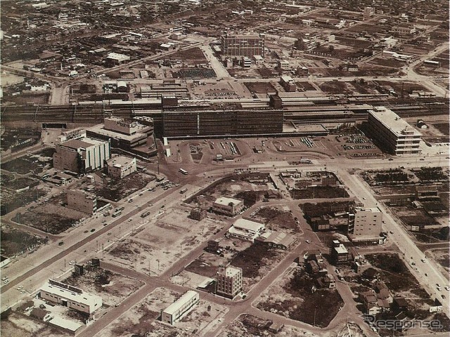 50年前に現在地に移転した「3代目博多駅」。