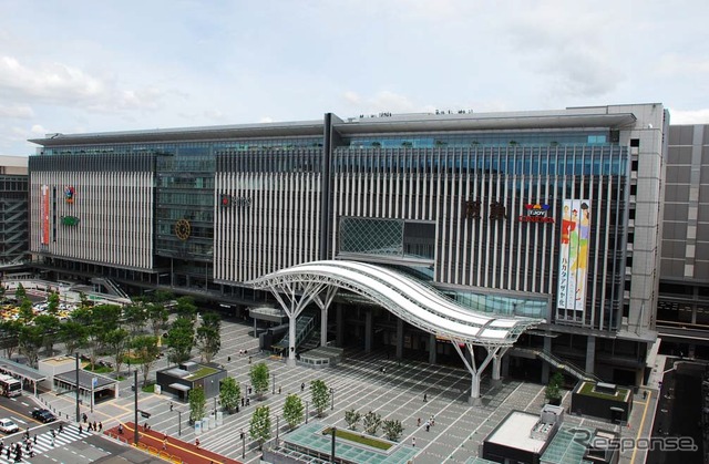 現在の「4代目博多駅」。九州新幹線の全線開業にあわせ、新しい駅ビル「JR博多シティ」が2011年3月3日にオープンした。