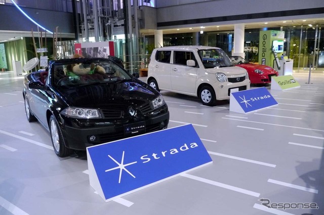 パナソニックセンター東京のロビーに展示されたカーナビのデモカー3台