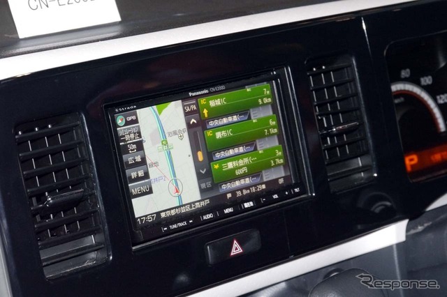 ストラーダのベーシック機「CN-E200D」。ナビエンジンはゴリラがベースだ