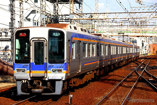 南海電鉄の電車(2000系)。同社は12月6日から、年末年始の2日間全線が乗り放題となる「初詣フリーチケット2014」を発売する