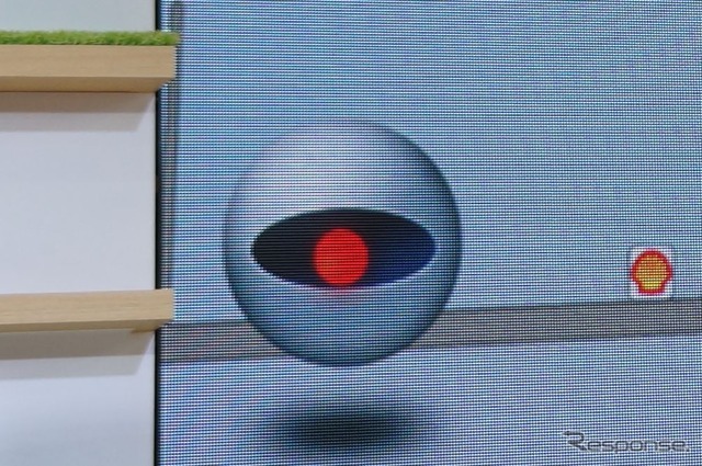 トヨタ自動車が次世代テレマティクスとして開発中の音声対話を取り入れたナビゲーションサービスの機能「エージェント機能」を披露(写真:ナビ画面に登場するエージェント)