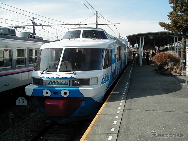 富士急行線『フジサン特急』として運用されている現在の2000形。JR東日本から譲り受けた際、富士山を模したキャラクターを車体全面に描いたデザインに変更されている。