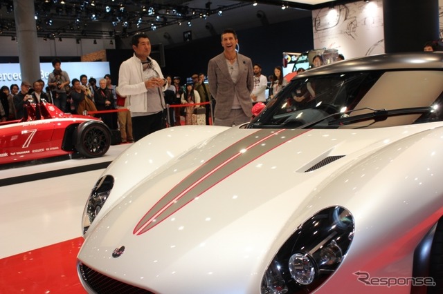KEN OKUYAMA DESIGN代表取締役社長の奥山清之氏(左)と、応援に駆け付けたタレントのパンツェッタ・ジローラモ氏(右)