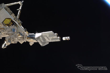 放出された4基目の超小型衛星（出典：JAXA／NASA）
