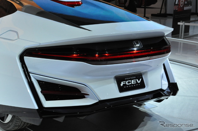 【ロサンゼルスモーターショー13】ホンダ FCEVコンセプト、長いボディに航続距離への自信［詳細画像］