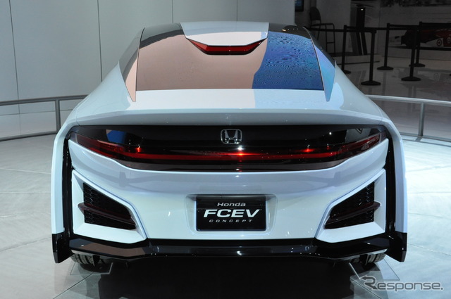 【ロサンゼルスモーターショー13】ホンダ FCEVコンセプト、長いボディに航続距離への自信［詳細画像］