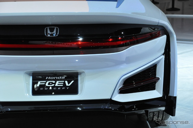 【ロサンゼルスモーターショー13】ホンダ FCEVコンセプト、長いボディに航続距離への自信［詳細画像］