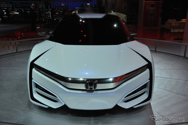 【ロサンゼルスモーターショー13】ホンダ FCEVコンセプト、長いボディに航続距離への自信［詳細画像］
