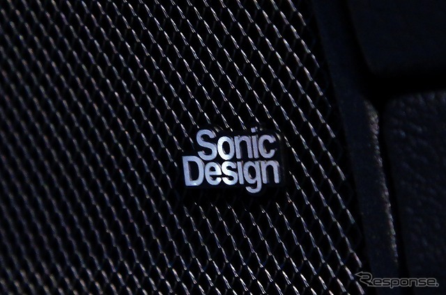 スピーカー部分に小さく入るエンブレムが「Sound Suite」装着車の証。