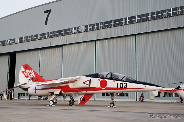 エンジンが抜かれた状態で保管されている「T-2 CCV」も航空祭の場で年に一度だけ披露される。