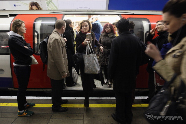 混雑するロンドン地下鉄。2015年から一部路線で週末の終夜運転が行われる