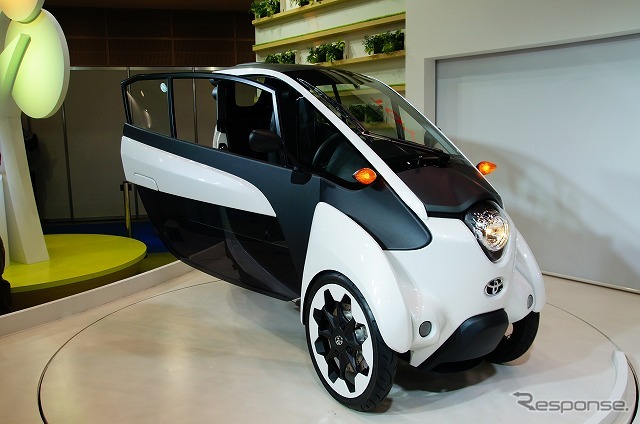 西ホール「SMART MOBILITY CITY2013」のトヨタブースにこっそりと展示されているi-ROADのバージョンアップモデル。