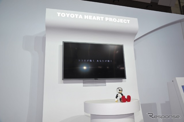【東京モーターショー13】ロボット宇宙飛行士「キロボ」の地上クルー、「ミラタ」登場