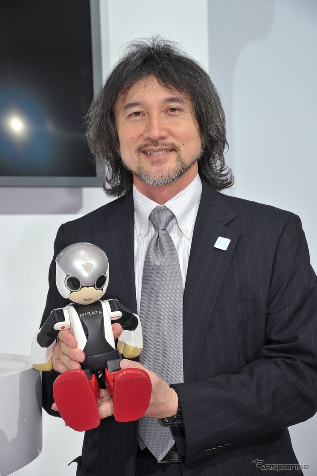 【東京モーターショー13】ロボット宇宙飛行士「キロボ」の地上クルー、「ミラタ」登場