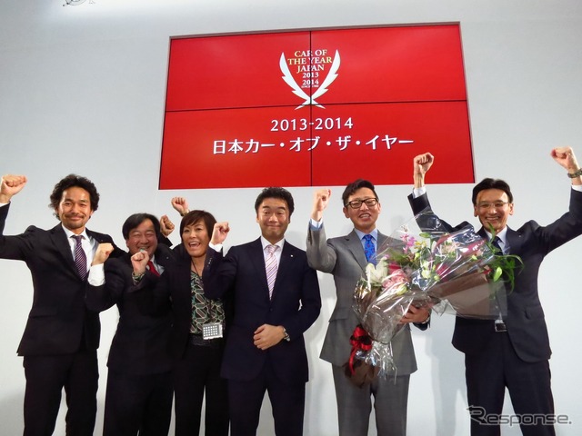 ゴルフがCOTYを獲得し、よろこぶフォルクスワーゲン関係者