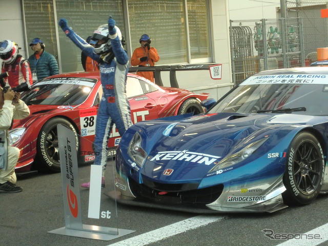KEIHIN HSV-010の塚越広大がGT500クラス決勝第1レースを制した。