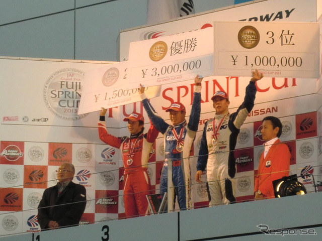 GT500決勝第1レースの表彰式。左から2位の立川、優勝の塚越、3位の小暮。