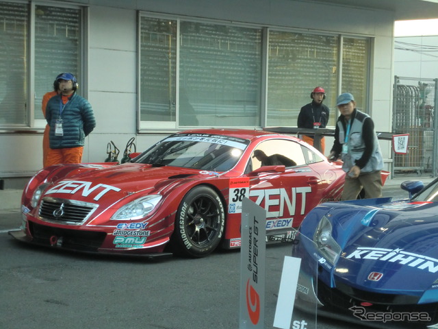 GT500決勝第1レース、2位の#38 ZENT CERUMO SC430。