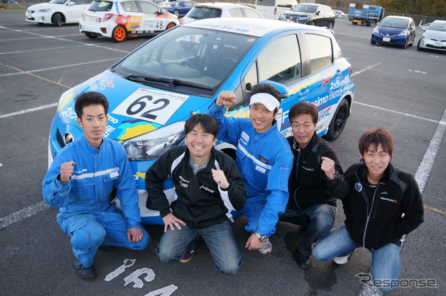 ヴィッツレースグランドファイナル戦で優勝したデパマン石渡選手（左から２番目）とチームのメンバー