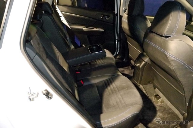 リアシートはリクライニング機構付き。運転席シート裏側にはシートポケットを装備