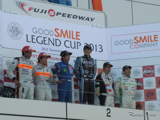 往年の名手が多数参戦した、併催のレジェンドカップの表彰式。片山右京（中央左）、鈴木亜久里（左端）ら元F1ドライバーの姿も。