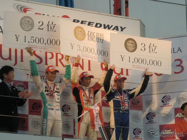 GT500第2レースの暫定表彰式。左から2位の中嶋一貴、優勝の大嶋和也、3位のオリベイラ。