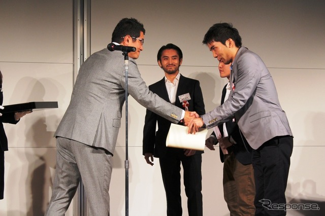 審査委員長の奥山清行氏より賞状等が贈られる、九州大学 チーム名KID