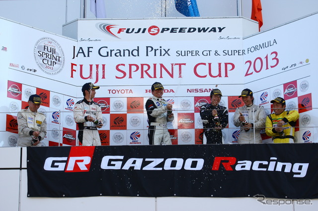 ヴィッツレース グランドファイナル戦 表彰式(真ん中が優勝したデパマン石渡選手)