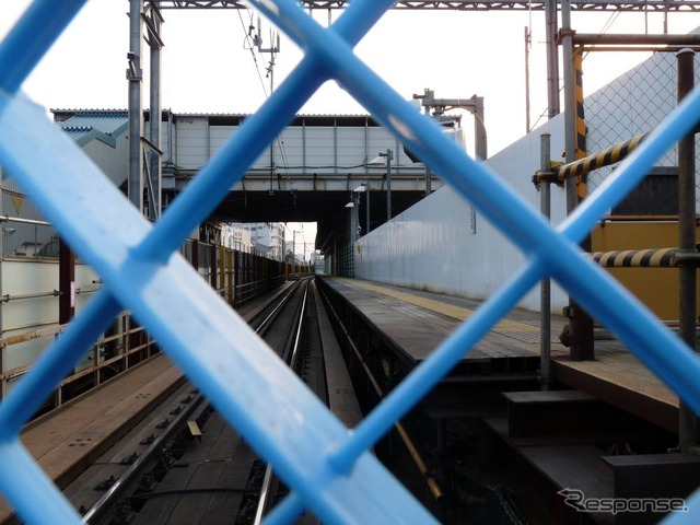 地下化によって閉鎖された東北沢駅の線路とホーム。今後、新しい駅舎などが整備されることになる。