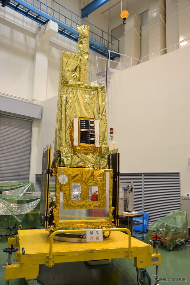 打ち上げ前に公開された「ひさき」の機体。機体中央には、将来の科学衛星、宇宙探査機の軽量化に役立つと期待されている重さ10分の1の薄膜太陽電池の試験装置、「NESSIE」が搭載されている。観測と同時にこちらの性能試験、実証データ取得も行われている。