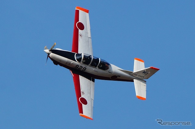 T-7練習機もテストパイロットが操縦すると激しい挙動を見せる。