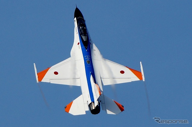 離陸直後に急上昇(ハイレートクライム)を行うF-2戦闘機。岐阜にしかない試験塗装機。