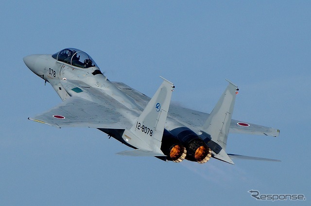 F-15戦闘機もアフターバーナーを吹かして急上昇。あっという間に見えなくなる。