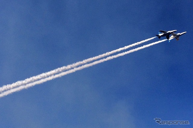 スモークを引きながら空を駆け抜けていく。