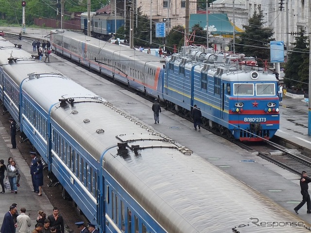 電気機関車を連結したカザフスタンの「タルゴ」客車（奥）。旧ソ連の大柄な従来型車両に比べ車高が低い。