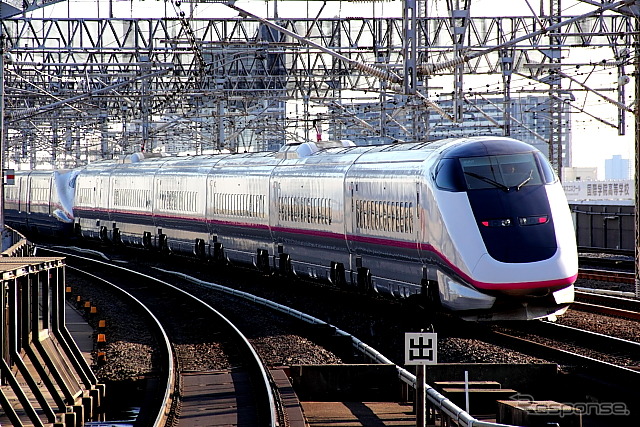 秋田新幹線『こまち』で運用されているE3系0番台。E6系の導入に伴い2014年春までに全編成が引退する予定。