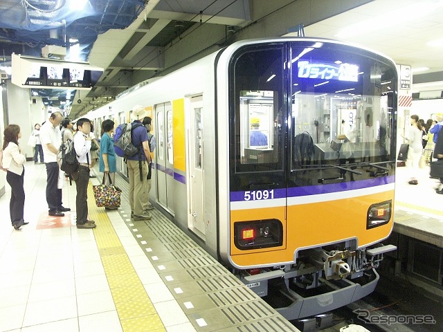 池袋駅で発車を待つ「TJライナー」。東武は忘新年会シーズンに合わせ12月・1月の深夜に東上線・伊勢崎線（東武スカイツリーライン）でTJライナーを含め列車を増発する