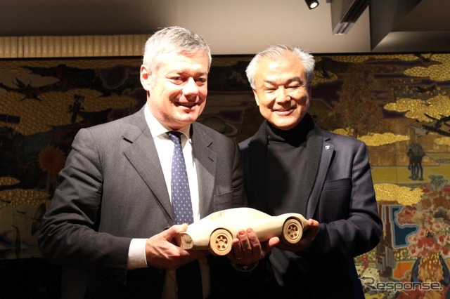 ピニンファリーナグループCEOのパオロ・ピニンファリーナ氏(左)とカルチュア・コンビニエンス・クラブ代表取締役社長兼CEO の増田宗昭氏