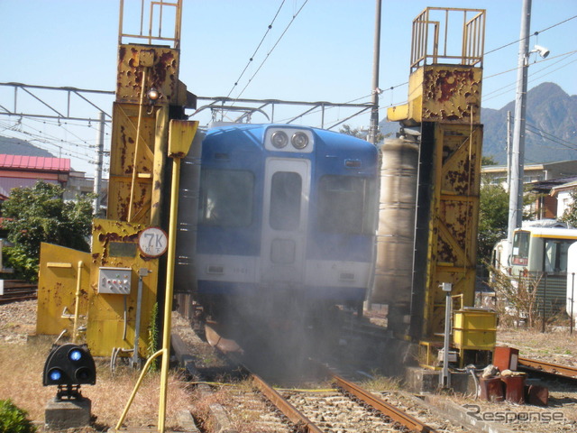 洗車機を使った車両洗浄の様子。「電車まつり」では電車に乗って洗浄機を通過する体験イベントも行われる。