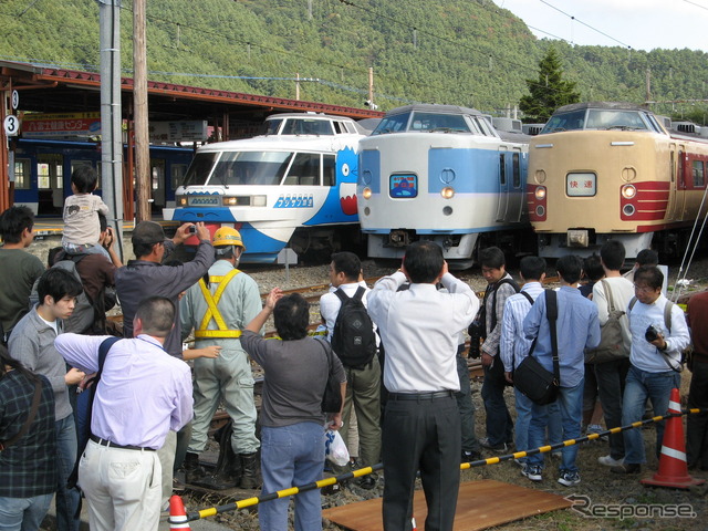 富士急は11月30日に「富士急電車まつり2013」を実施する。写真は河口湖駅で実施される車両撮影会のイメージ。